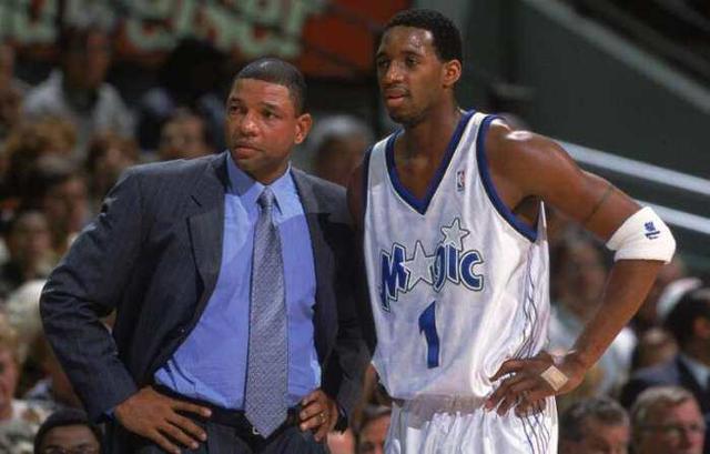 太帅了！马龙现身跨年晚会送祝福，拿锅铲、水桶和王鹤棣打乒乓球.