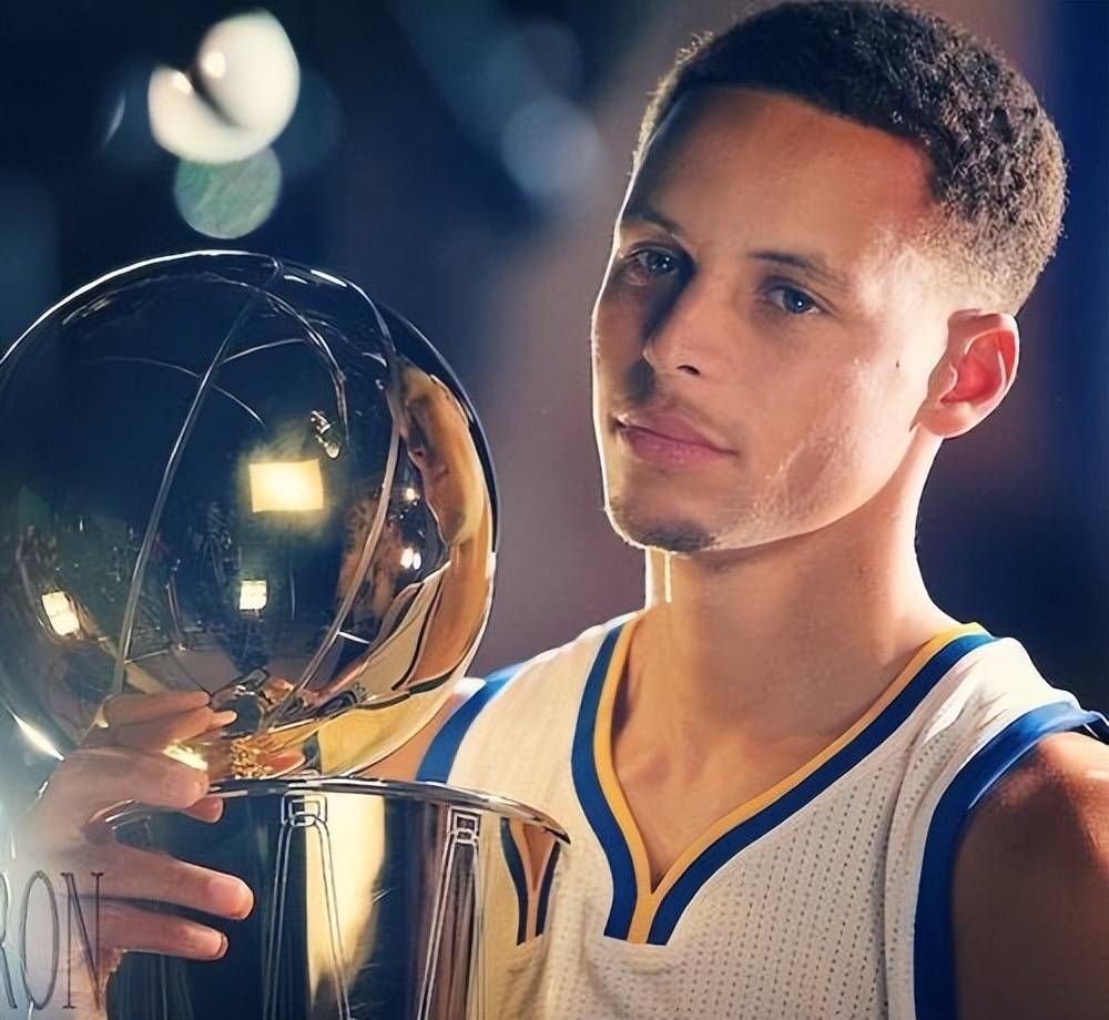 太帅了！马龙现身跨年晚会送祝福，拿锅铲、水桶和王鹤棣打乒乓球.